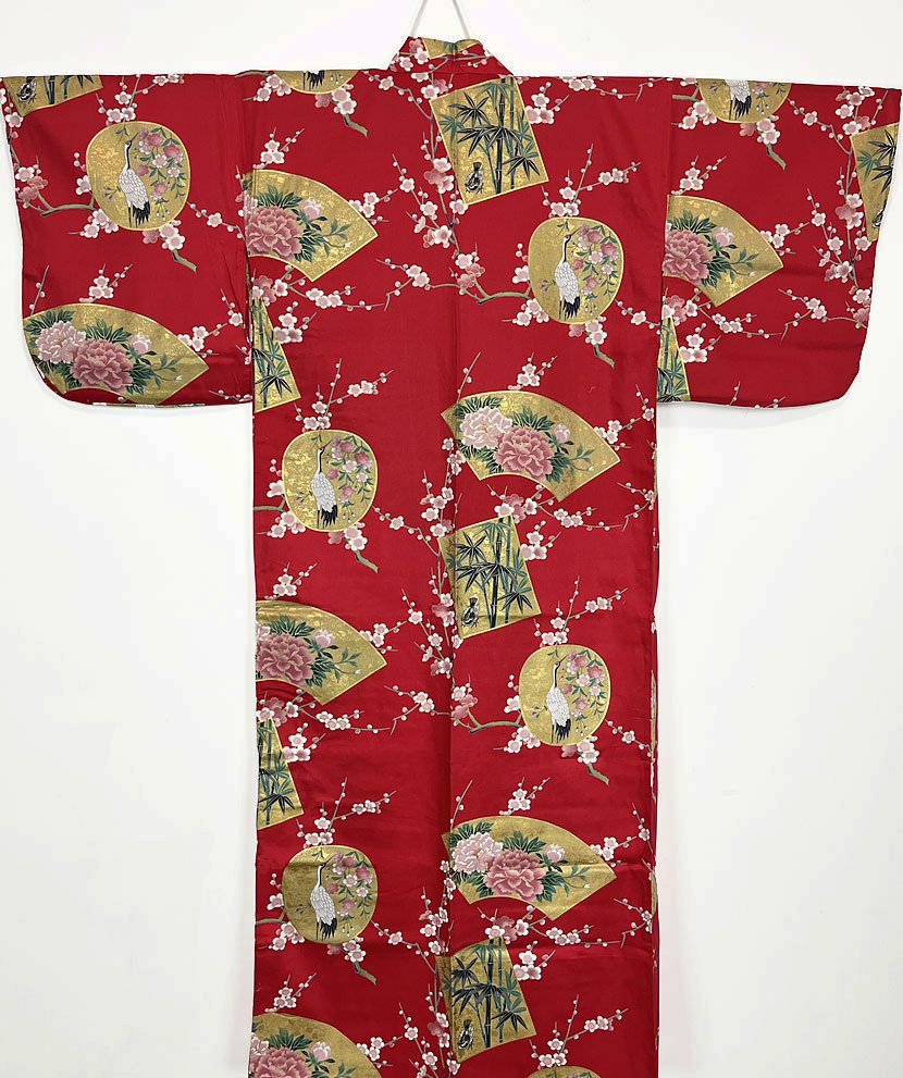 Yukata rosso con elegante motivo di gru e ventagli - immagine 5