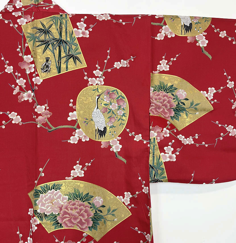 Yukata rosso con elegante motivo di gru e ventagli - immagine 6
