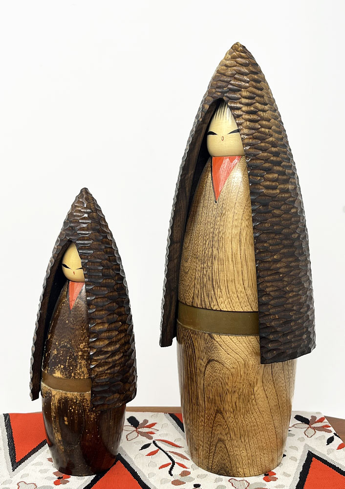 Esclusiva coppia di kokeshi vintage "Yamazato" - "Villaggio di Montagna" di Shido Shozan (31 cm) - immagine 2