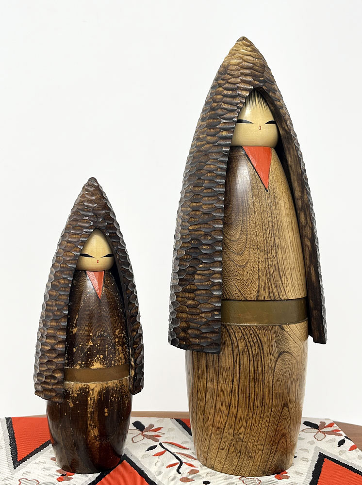 Esclusiva coppia di kokeshi vintage "Yamazato" - "Villaggio di Montagna" di Shido Shozan (31 cm) - immagine 4