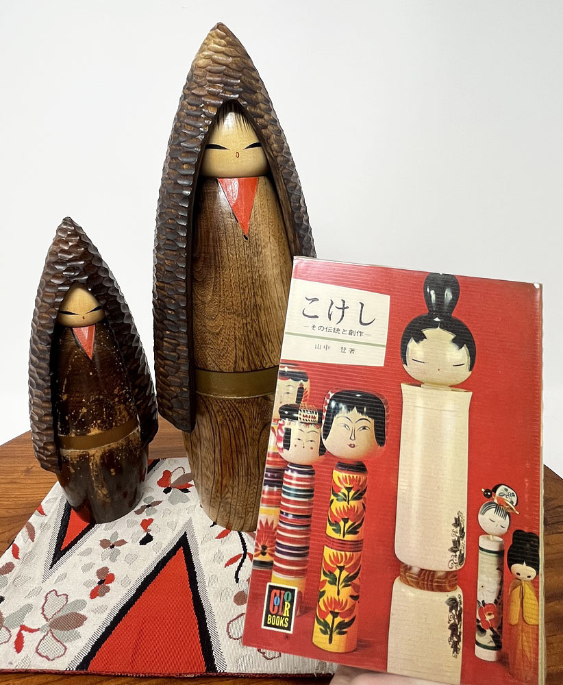 Esclusiva coppia di kokeshi vintage "Yamazato" - "Villaggio di Montagna" di Shido Shozan (31 cm) - immagine 13