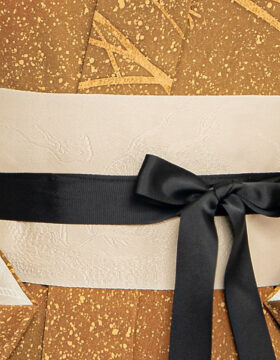 Cintura obi artigianale color perla con motivo tradizionale di drago e nastro nero