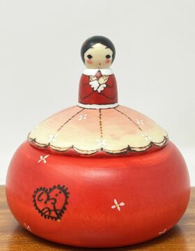 Elegante kokeshi contenitore "Akai doresu" - "Vestito rosso" di Oki Izumi