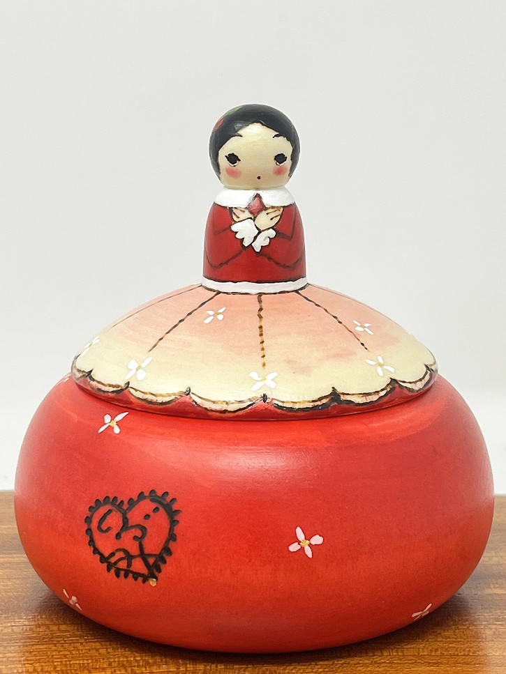 Elegante kokeshi contenitore "Akai doresu" - "Vestito rosso" di Oki Izumi