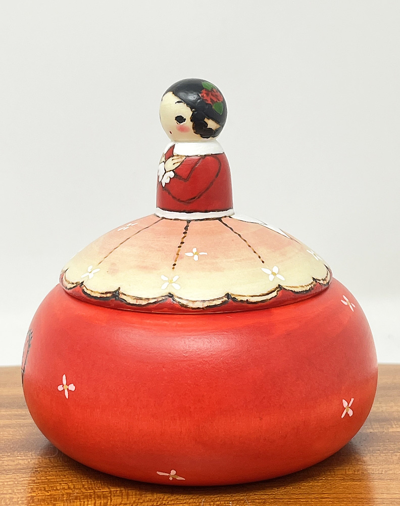 Elegante kokeshi contenitore "Akai doresu" - "Vestito rosso" di Oki Izumi - immagine 2