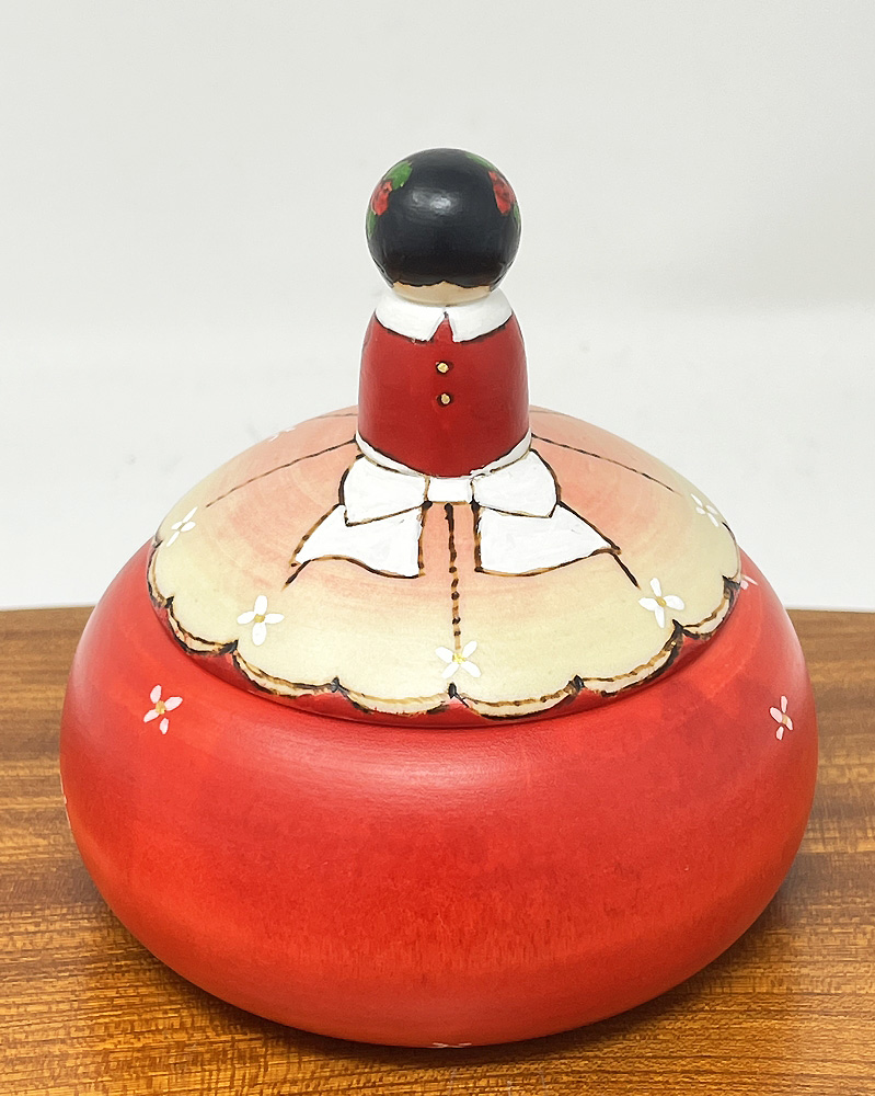 Elegante kokeshi contenitore "Akai doresu" - "Vestito rosso" di Oki Izumi - immagine 3
