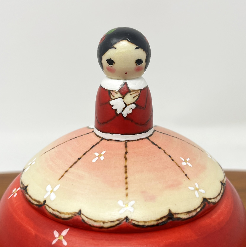 Elegante kokeshi contenitore "Akai doresu" - "Vestito rosso" di Oki Izumi - immagine 6