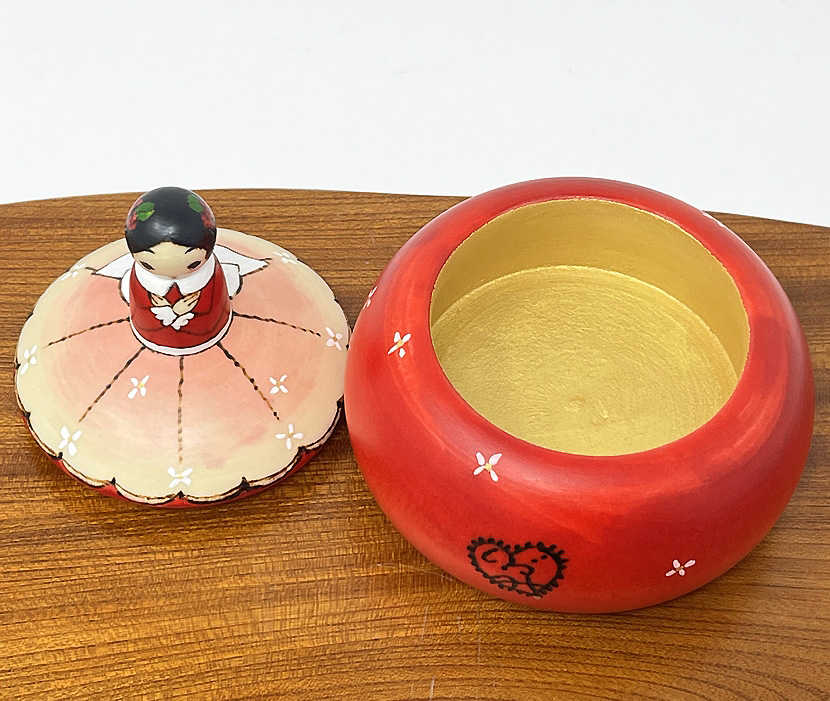 Elegante kokeshi contenitore "Akai doresu" - "Vestito rosso" di Oki Izumi - immagine 7