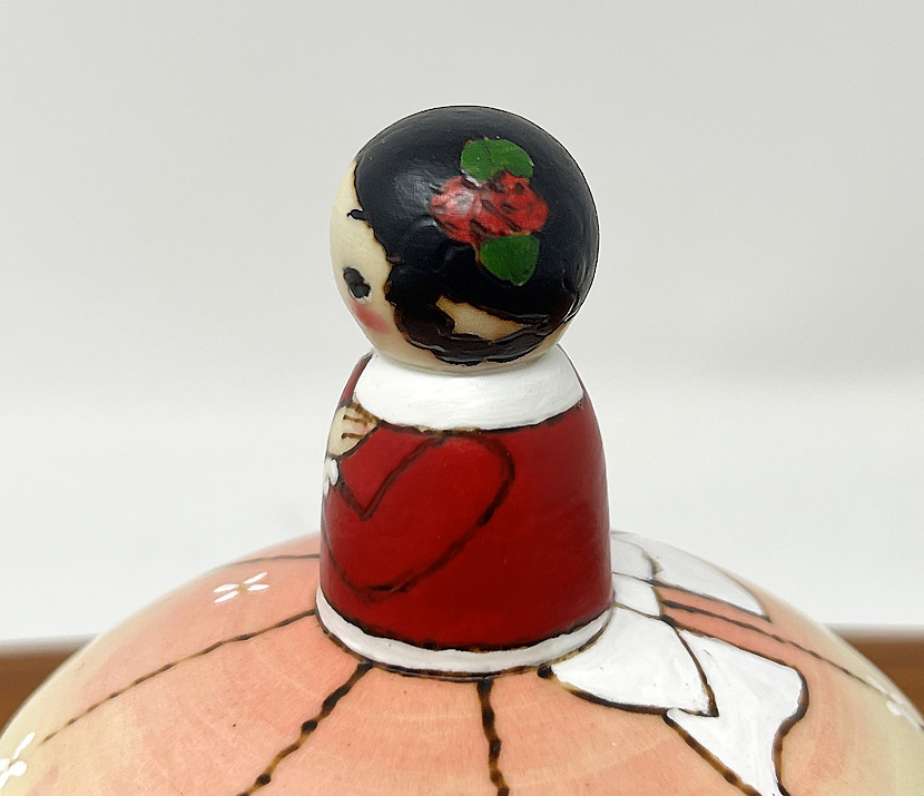 Elegante kokeshi contenitore "Akai doresu" - "Vestito rosso" di Oki Izumi - immagine 9