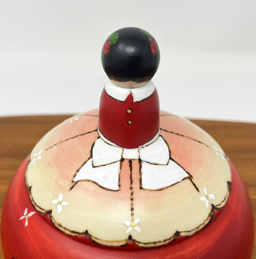 Elegante kokeshi contenitore "Akai doresu" - "Vestito rosso" di Oki Izumi - immagine 10