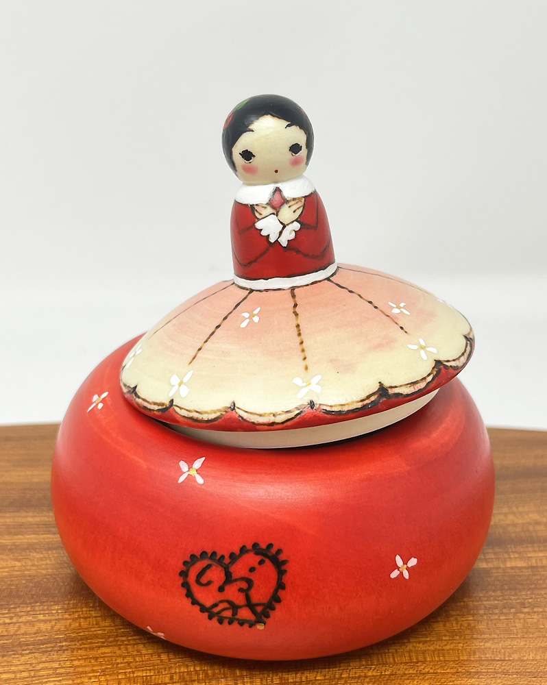 Elegante kokeshi contenitore "Akai doresu" - "Vestito rosso" di Oki Izumi - immagine 11