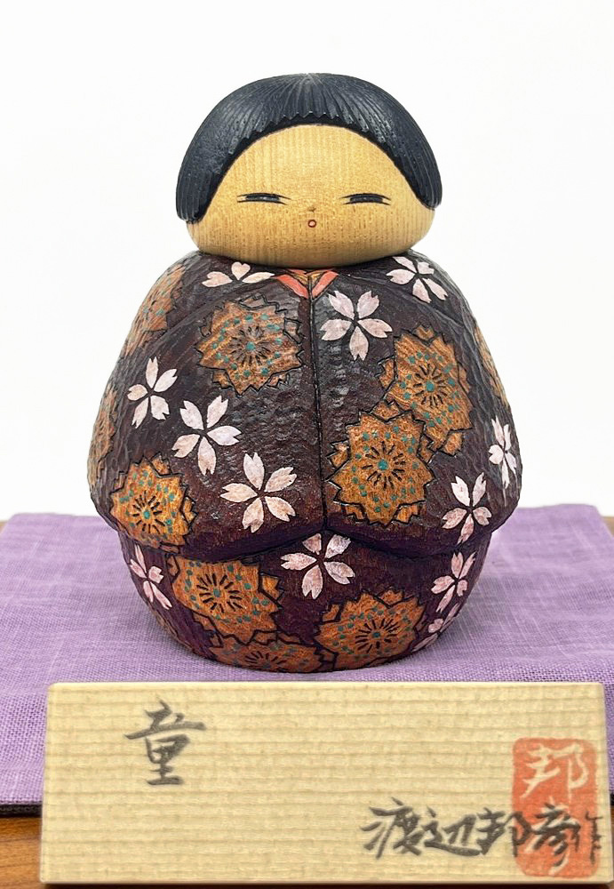 Bambola Kokeshi In Legno Decorata Con Kimono Giapponese E Motivi Floreali - Statuetta Artigianale Marrone - 4