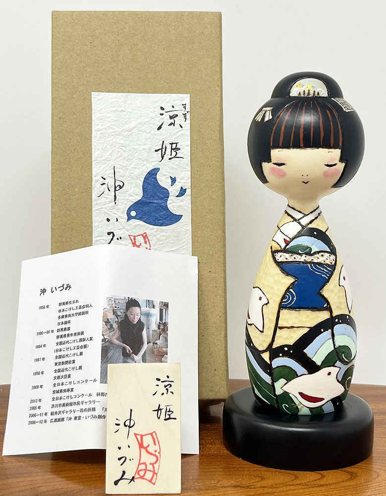 Esclusiva kokeshi "Suzuhime" - "Principessa della brezza di mare" di Oki Izumi - Pezzo unico - immagine 17