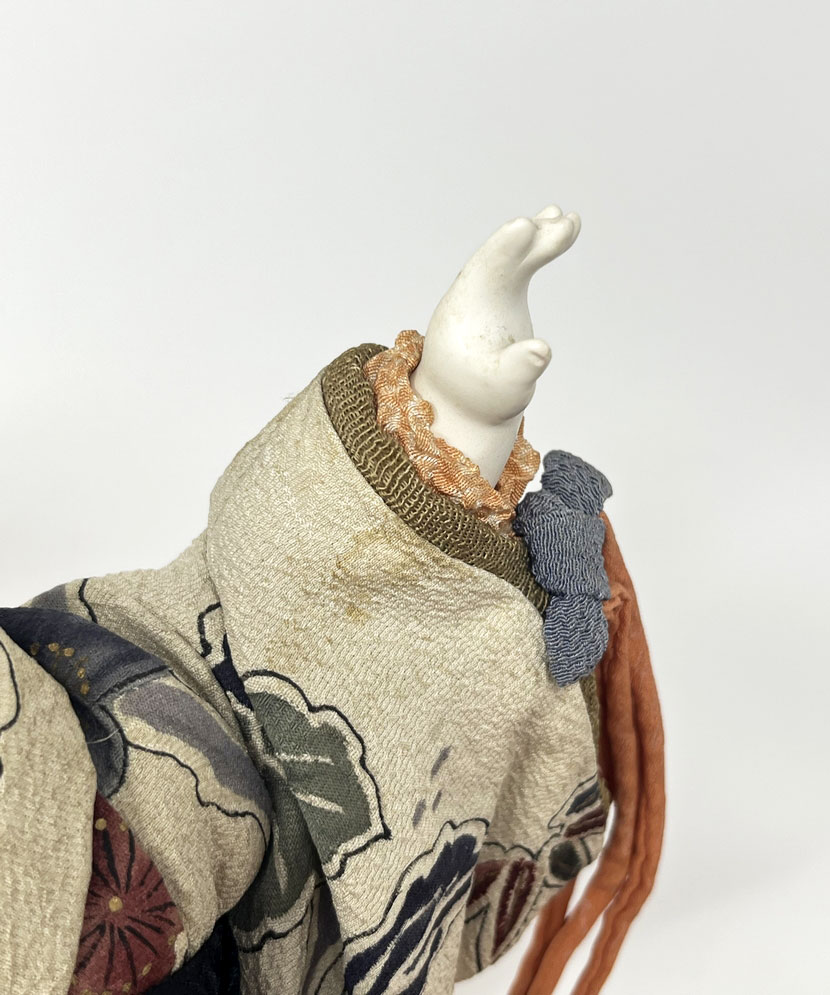 Straordinaria Bambola "Kamuro" - “Giovane Apprendista Oiran” di Okamoto Gyokusui con scatola di legno - immagine 14