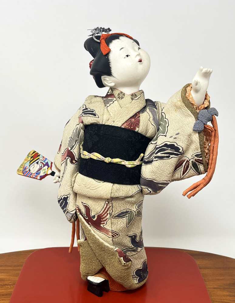 Straordinaria Bambola "Kamuro" - “Giovane Apprendista Oiran” di Okamoto Gyokusui con scatola di legno