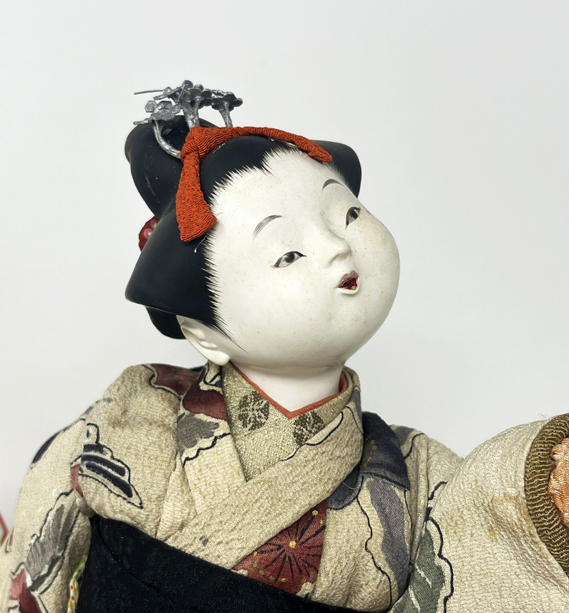 Straordinaria Bambola "Kamuro" - “Giovane Apprendista Oiran” di Okamoto Gyokusui con scatola di legno - immagine 9