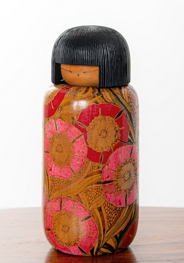 Bambola Kokeshi In Legno Decorata Con Kimono Giapponese E Motivi Floreali - Statuetta Artigianale Marrone - copertina