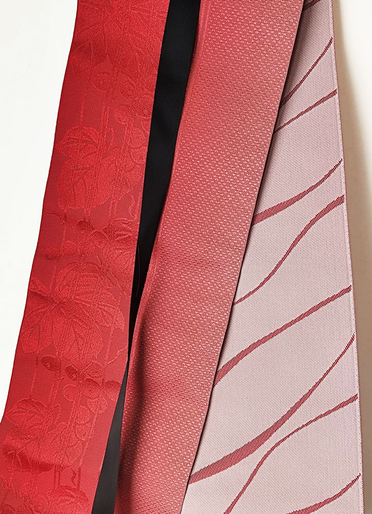 Cintura obi artigianale rosso dégradé con elegante motivo di vite e nastro nero - immagine 4