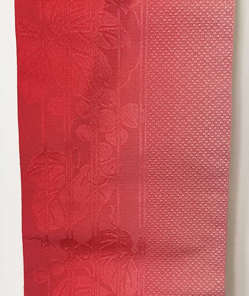 Cintura obi artigianale rosso dégradé con elegante motivo di vite e nastro nero - immagine 3