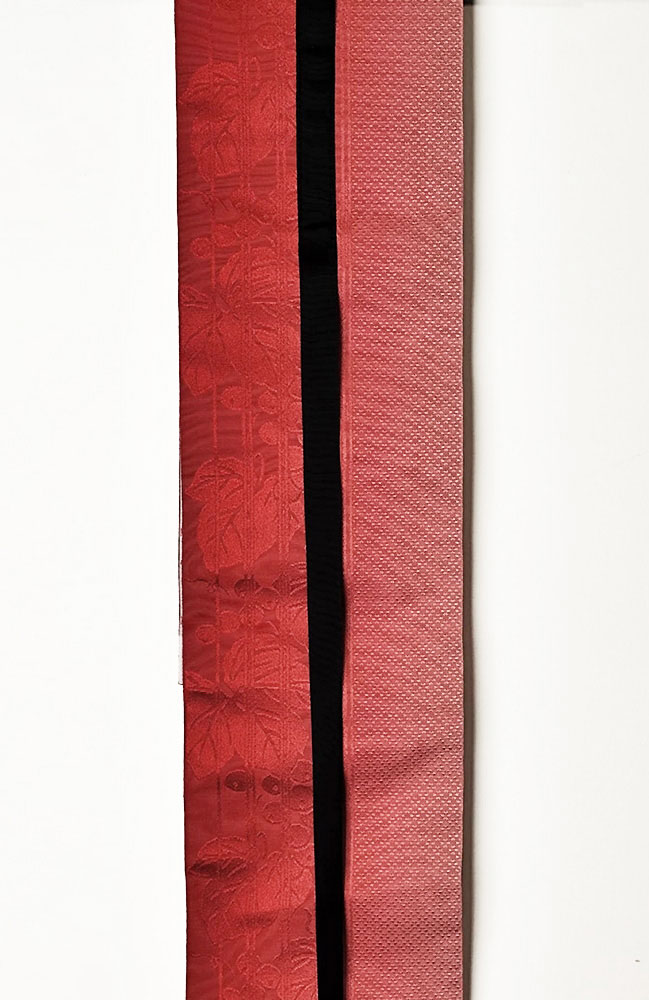 Cintura obi artigianale rosso dégradé con elegante motivo di vite e nastro nero - immagine 2