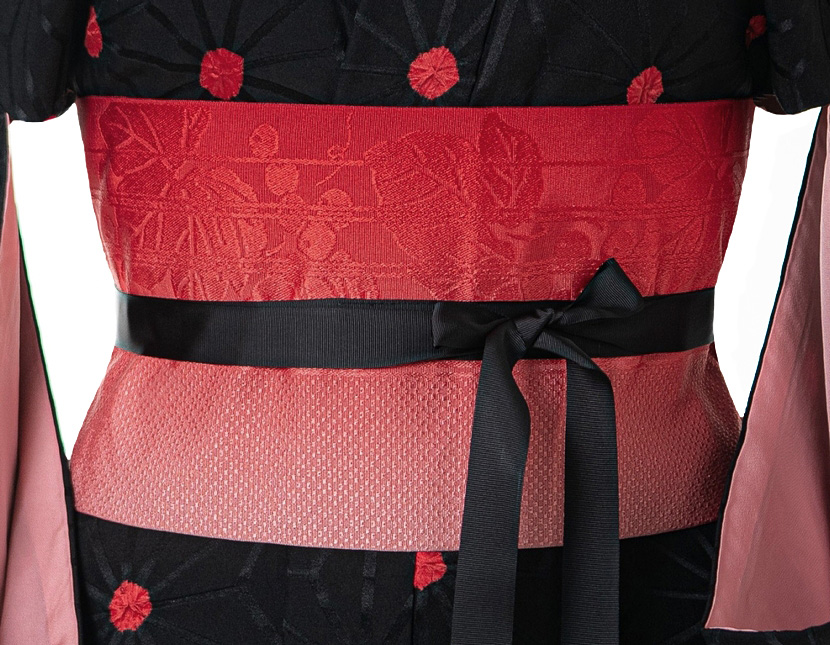 Cintura obi artigianale rosso dégradé con elegante motivo di vite e nastro nero