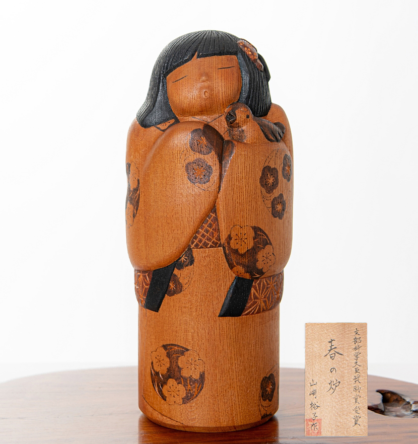 Straordinaria kokeshi "Haru no ro" - "Calore di Primavera" di Yuko Yamazaki (35 cm)