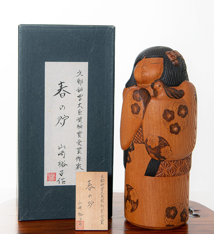 Straordinaria kokeshi "Haru no ro" - "Calore di Primavera" di Yuko Yamazaki (35 cm) - immagine 18