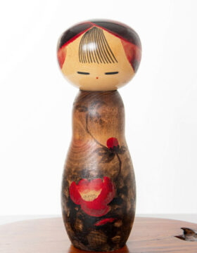 Maestosa kokeshi vintage “Kantsubaki” – “Camelia d’inverno” di Watanabe Masao (41,5 cm)