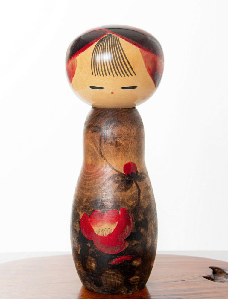 Maestosa kokeshi vintage “Kantsubaki” – “Camelia d’inverno” di Watanabe Masao (41,5 cm)