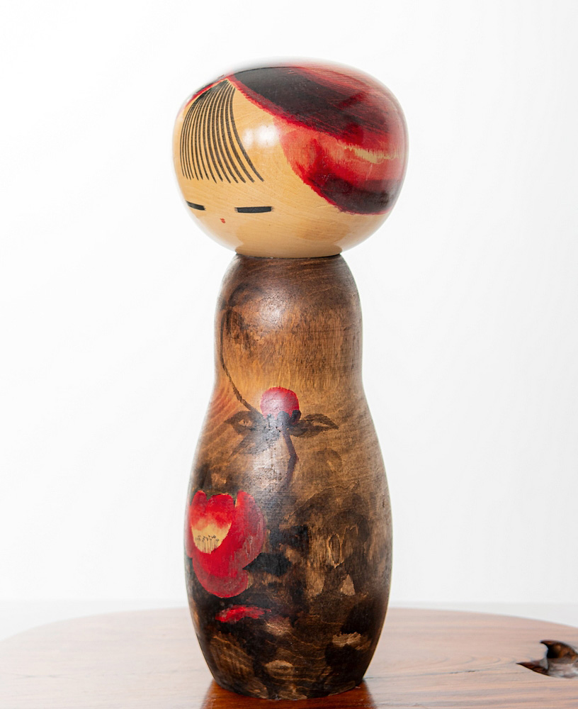 Maestosa kokeshi vintage “Kantsubaki” – “Camelia d’inverno” di Watanabe Masao (41,5 cm) - immagine 2
