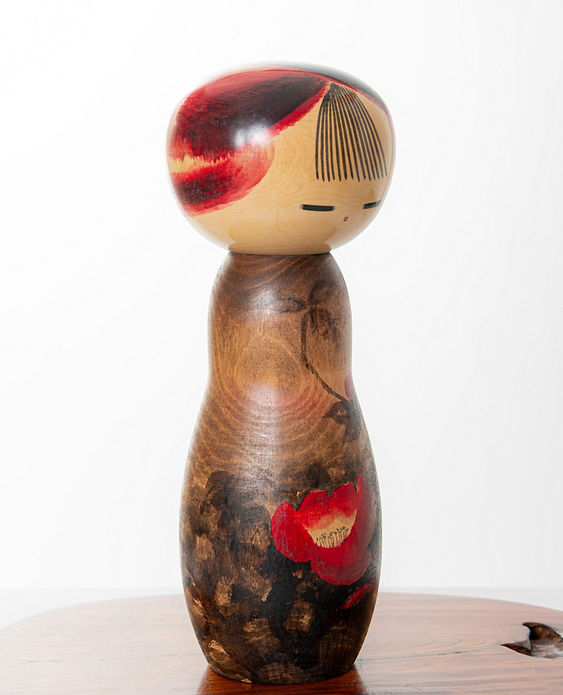 Maestosa kokeshi vintage “Kantsubaki” – “Camelia d’inverno” di Watanabe Masao (41,5 cm) - immagine 4