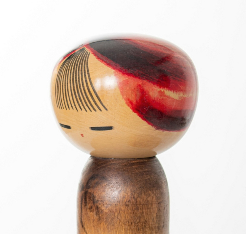 Maestosa kokeshi vintage “Kantsubaki” – “Camelia d’inverno” di Watanabe Masao (41,5 cm) - immagine 8