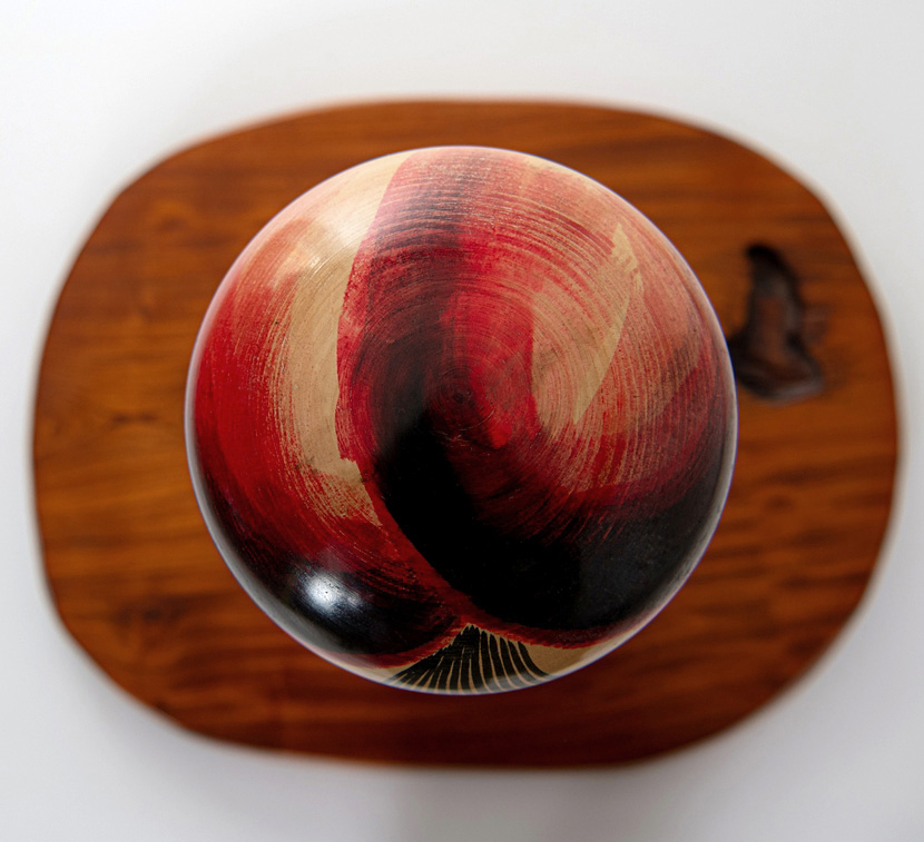 Maestosa kokeshi vintage “Kantsubaki” – “Camelia d’inverno” di Watanabe Masao (41,5 cm) - immagine 10