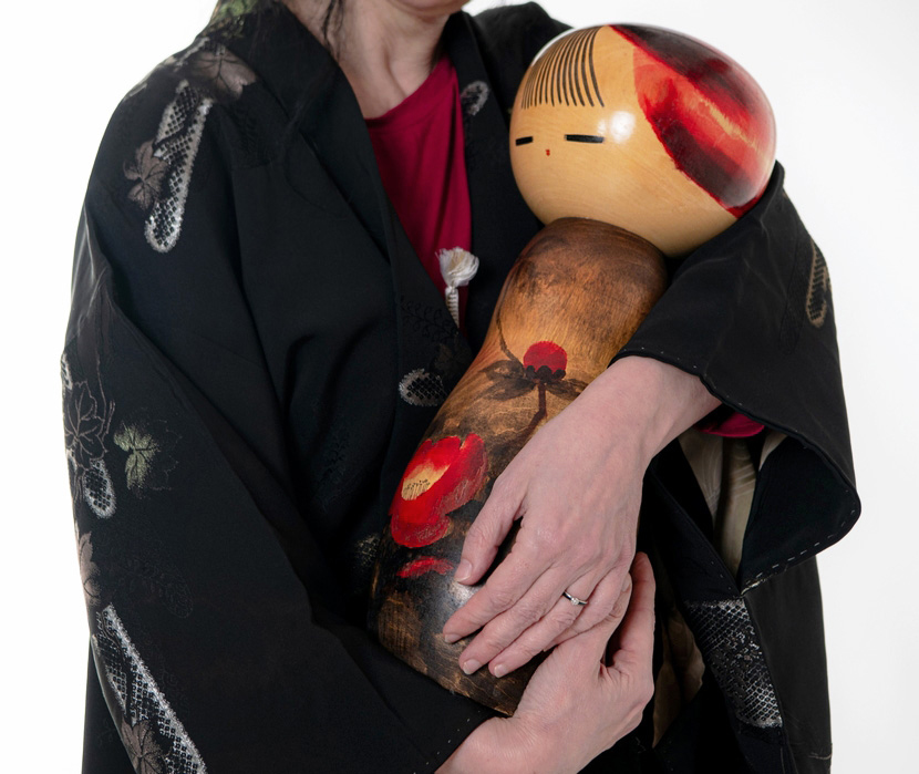 Maestosa kokeshi vintage “Kantsubaki” – “Camelia d’inverno” di Watanabe Masao (41,5 cm) - immagine 11