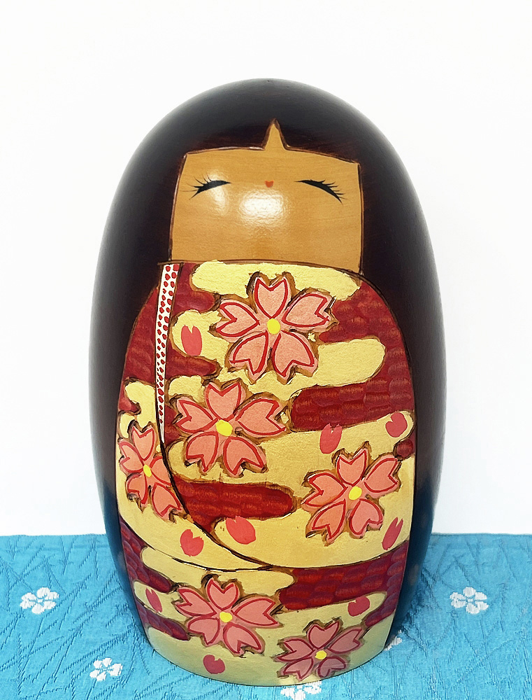 Rara Kokeshi vintage con eleganti fiori di ciliegio di Chie Tamura