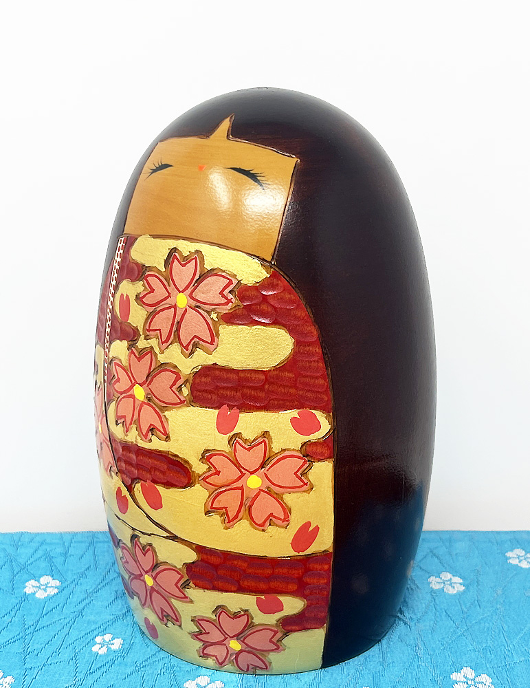 Rara Kokeshi vintage con eleganti fiori di ciliegio di Chie Tamura - immagine 2