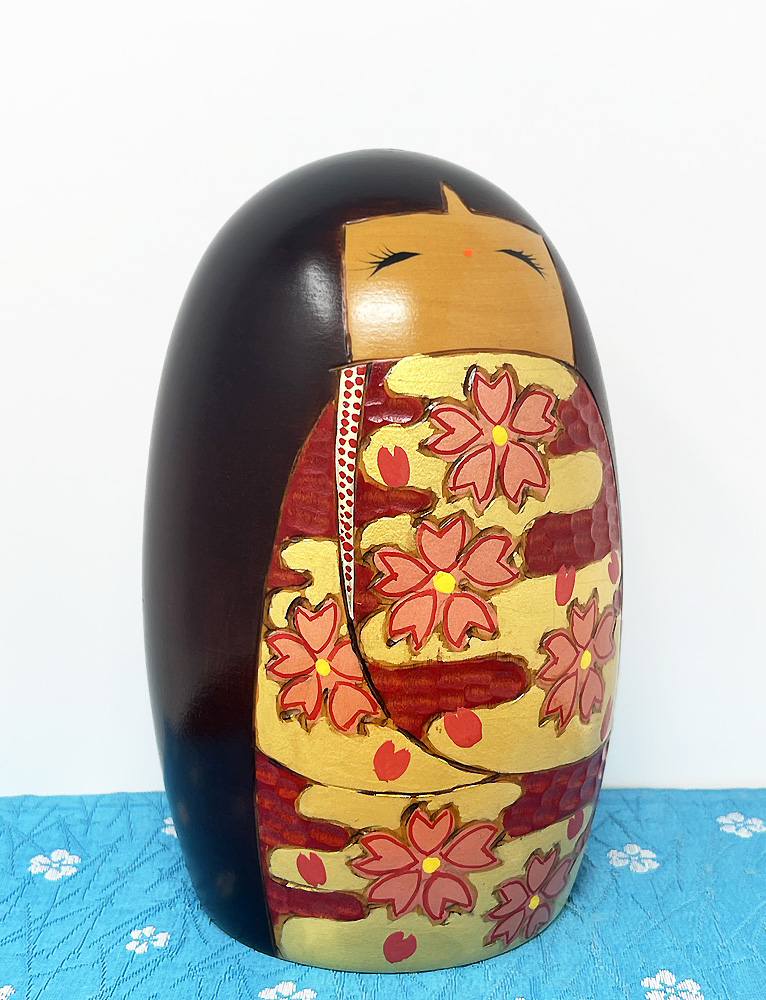 Rara Kokeshi vintage con eleganti fiori di ciliegio di Chie Tamura - immagine 4