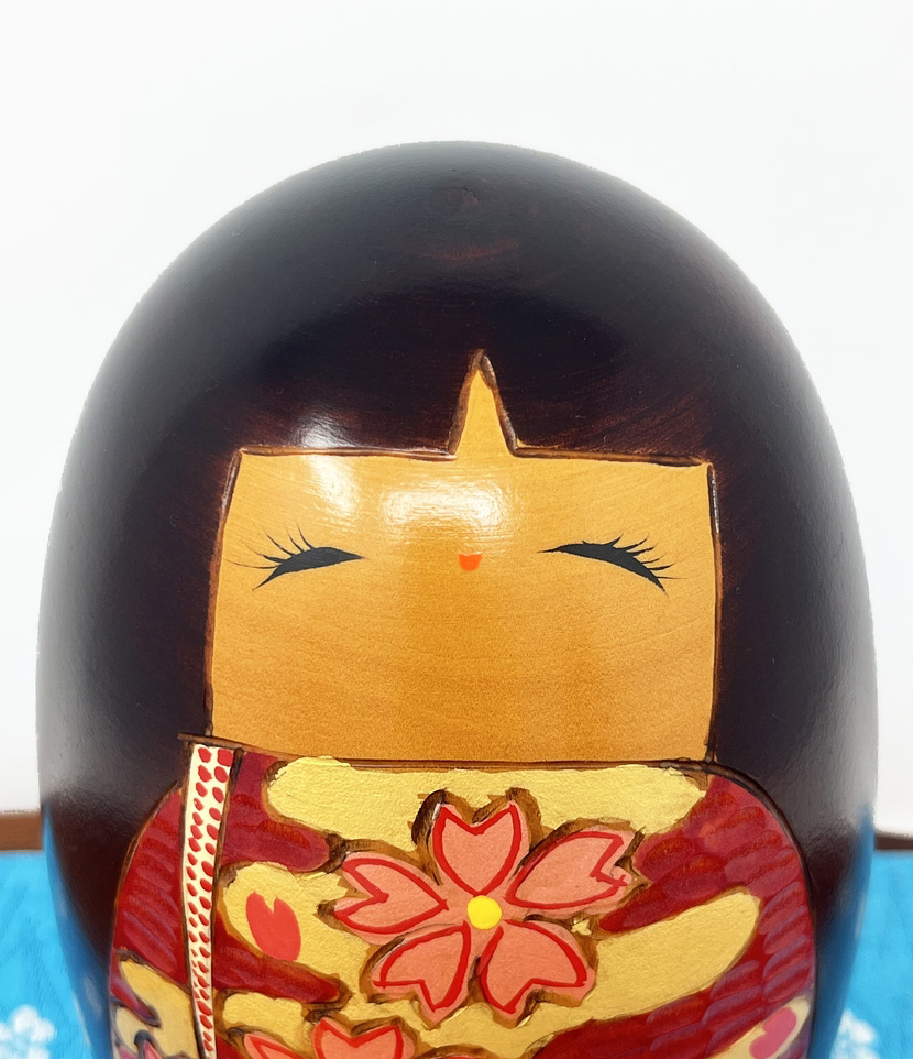 Rara Kokeshi vintage con eleganti fiori di ciliegio di Chie Tamura - immagine 5