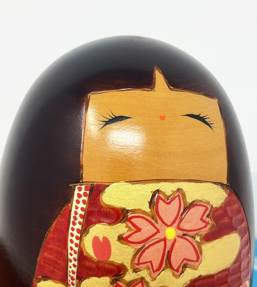 Rara Kokeshi vintage con eleganti fiori di ciliegio di Chie Tamura - immagine 8