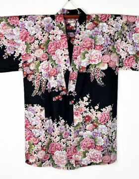 Yukata corto nero con elegante motivo floreale