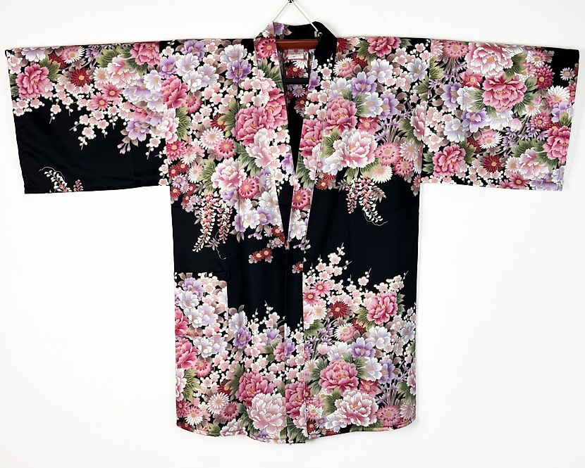 Yukata corto nero con elegante motivo floreale