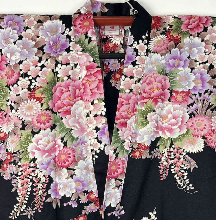 Yukata corto nero con elegante motivo floreale - immagine 2