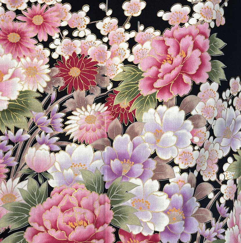 Yukata corto nero con elegante motivo floreale - immagine 3