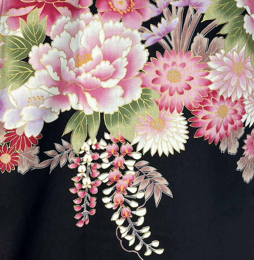 Yukata corto nero con elegante motivo floreale - immagine 4