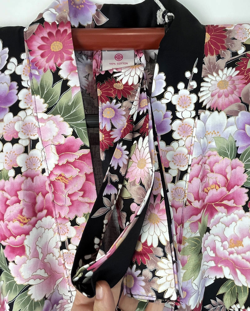 Yukata corto nero con elegante motivo floreale - immagine 5