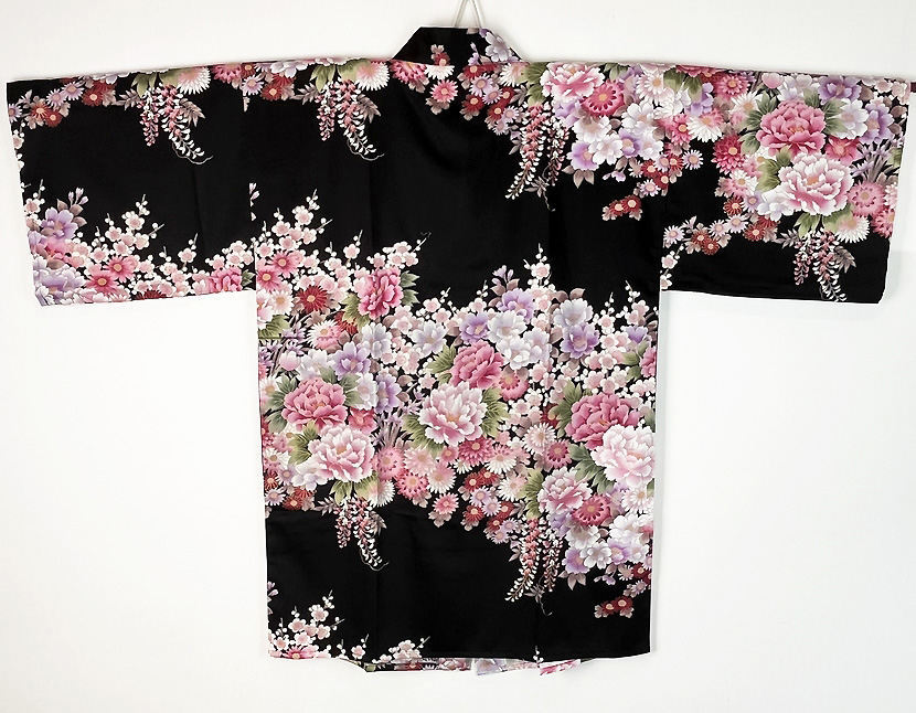 Yukata corto nero con elegante motivo floreale - immagine 6