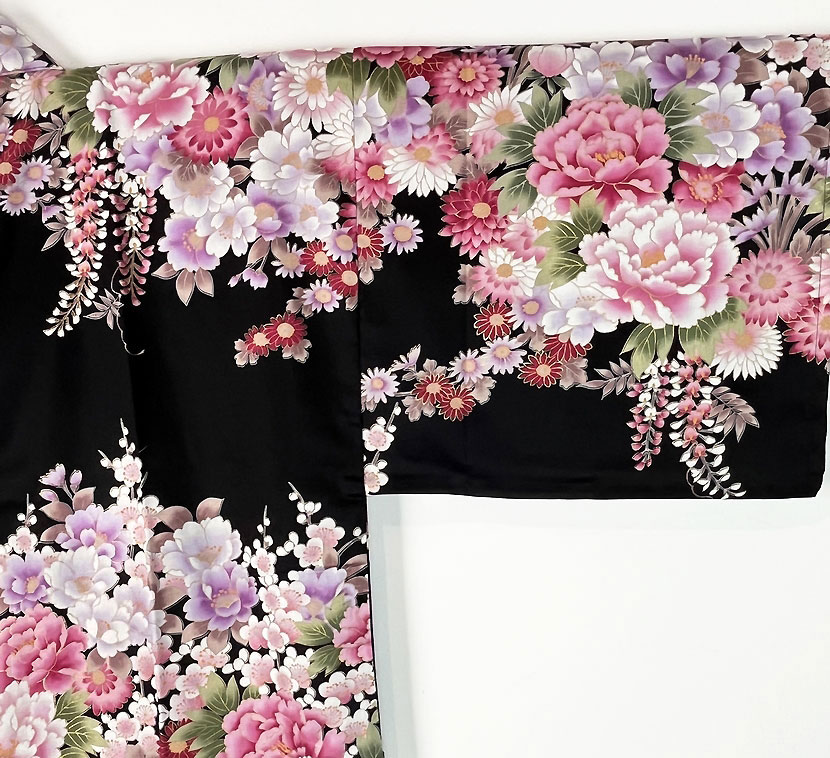 Yukata corto nero con elegante motivo floreale - immagine 7