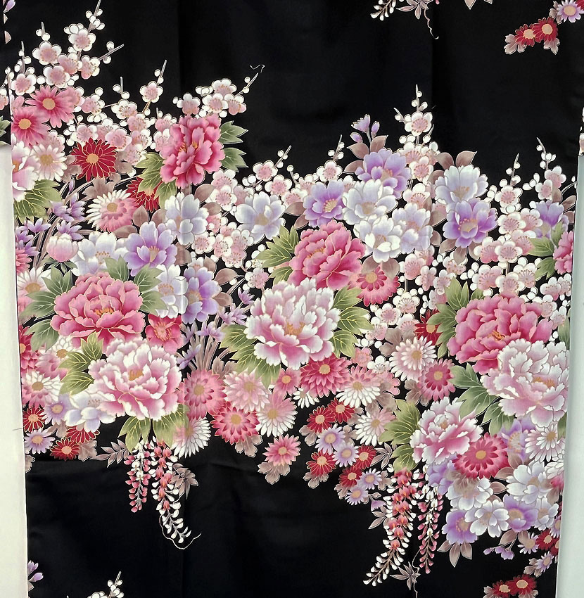 Yukata corto nero con elegante motivo floreale - immagine 9