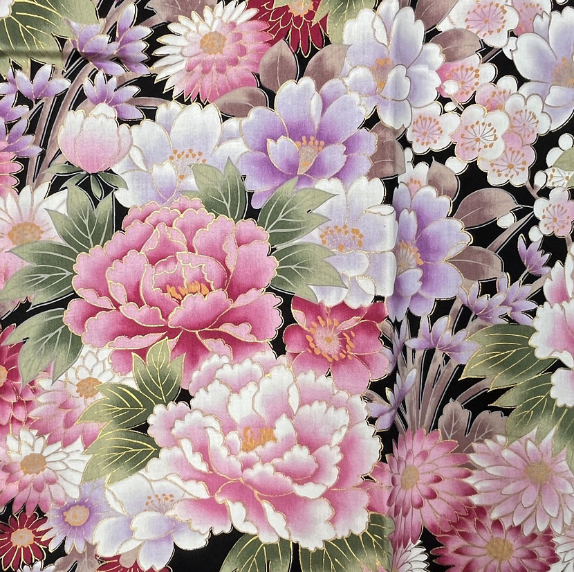 Yukata corto nero con elegante motivo floreale - immagine 8