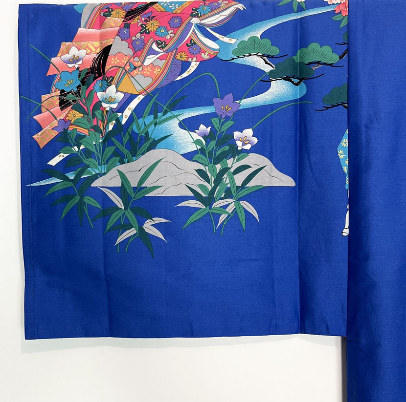 Yukata Spolverino blu royal con Scene di Vita di Corte e Fiori di Ciliegio - immagine 7